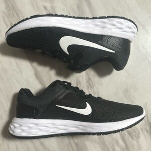 Nike black and white Tanjun sneakers: size 6